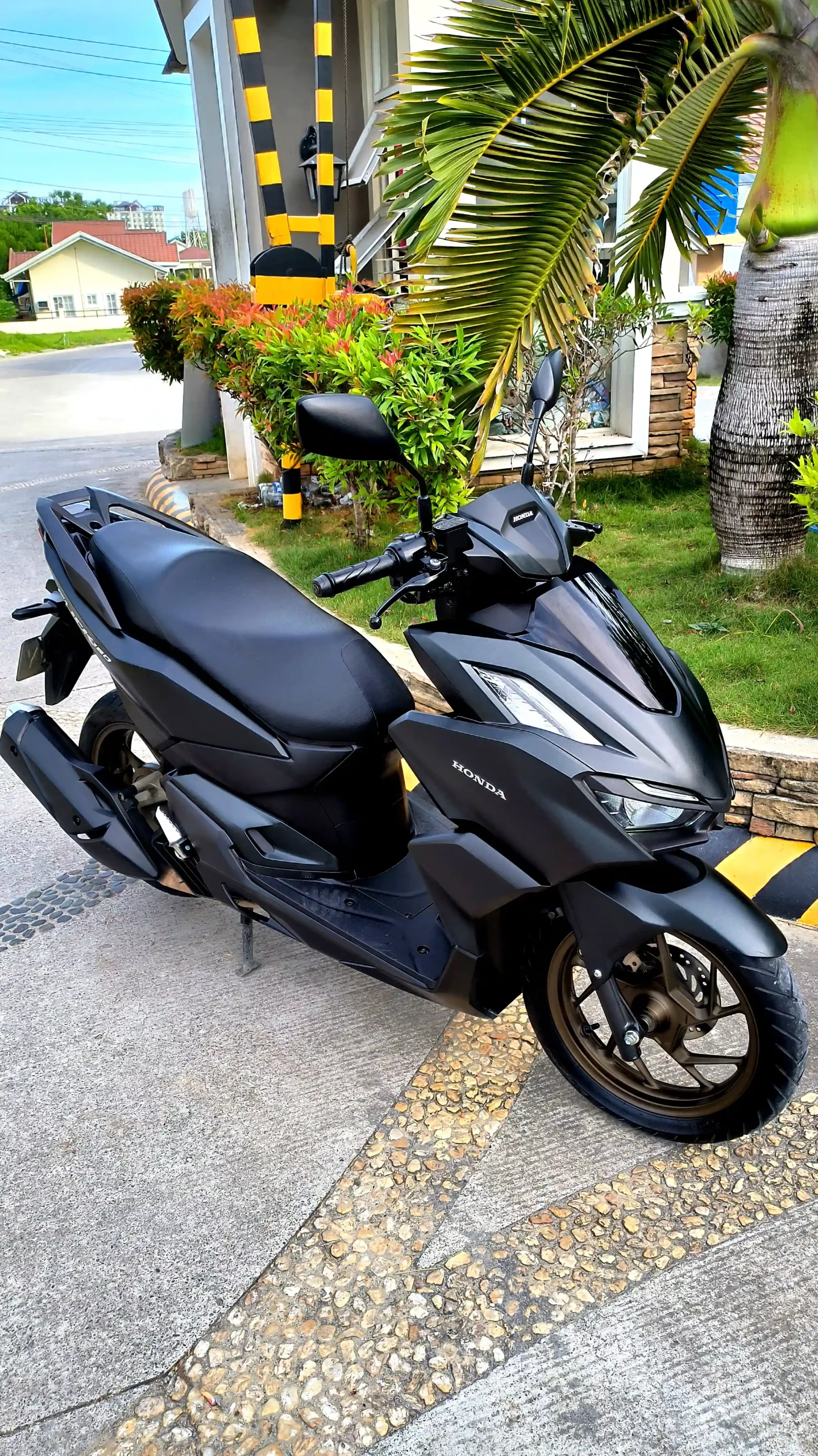 Honda Click 160i (left)